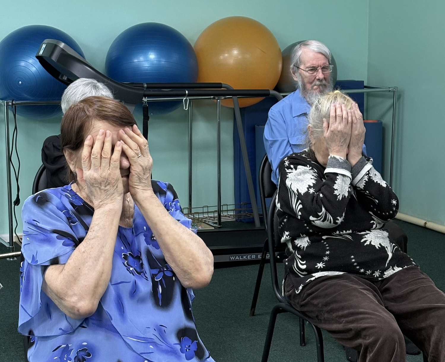 Долголеты регулярно делают гимнастику для глаз