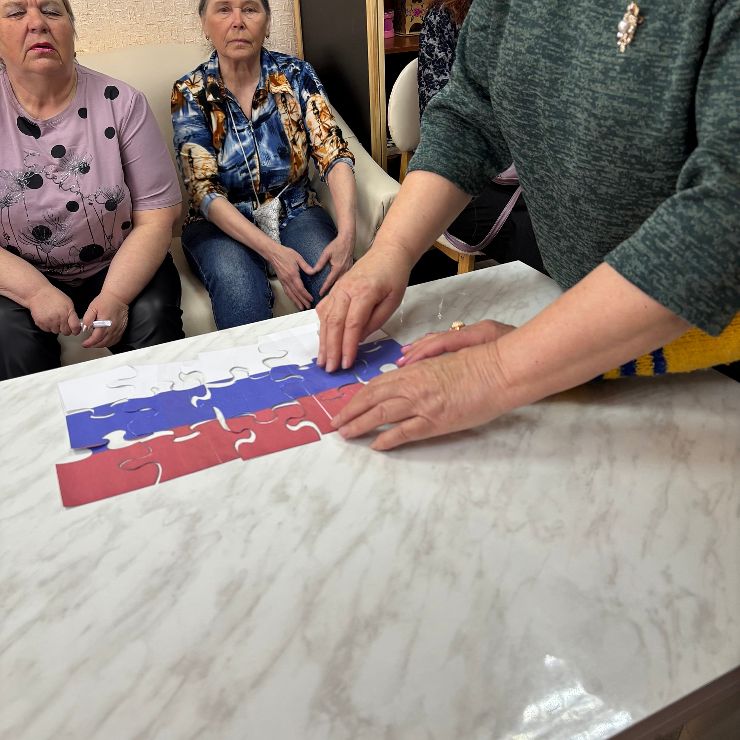 «За чашкой чая» долголеты познакомились с историей Дня единения народов России и Белоруссии