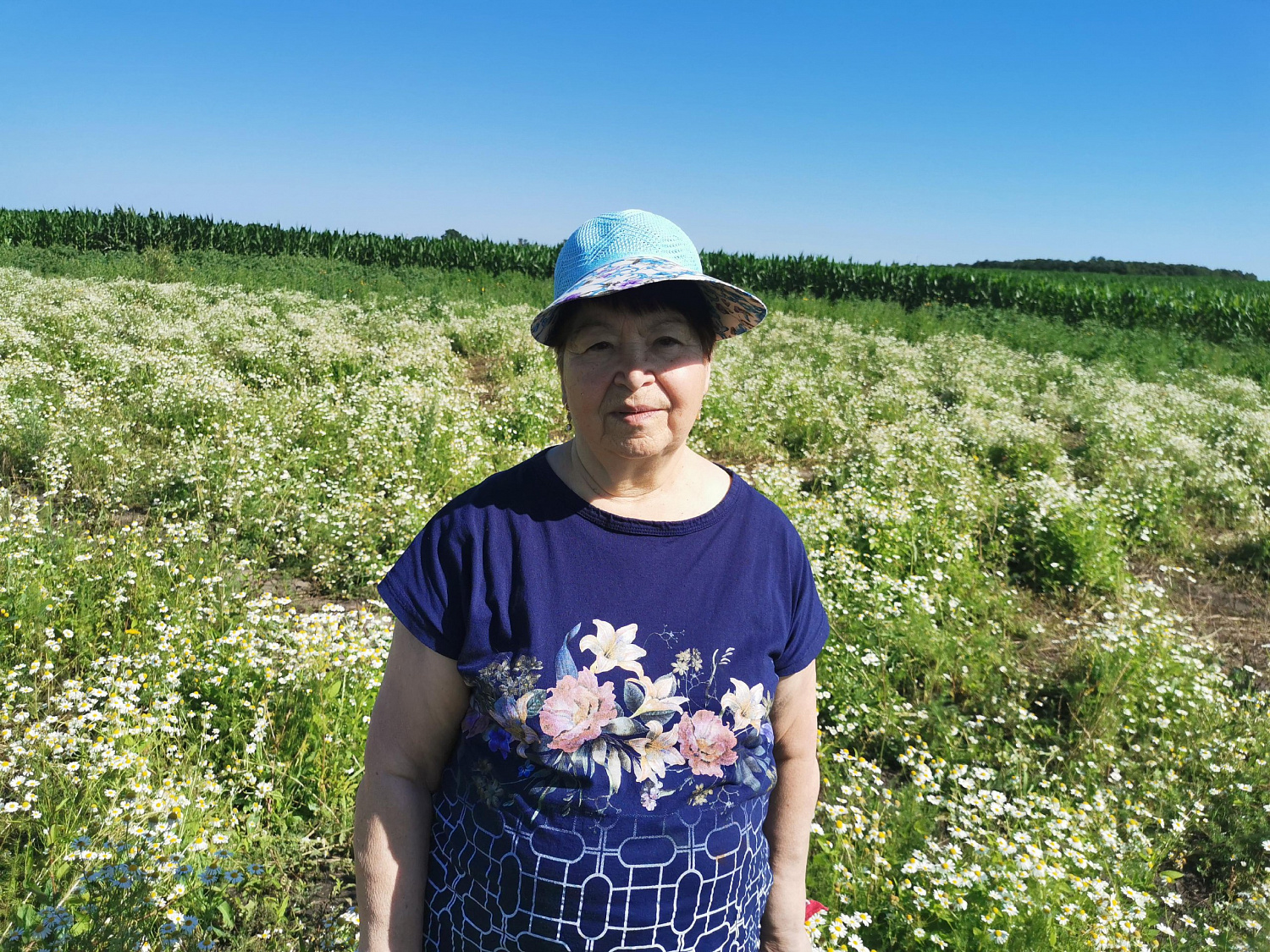 В Приамурье для пожилых граждан прошла фотосессия «Ромашковое утро» 