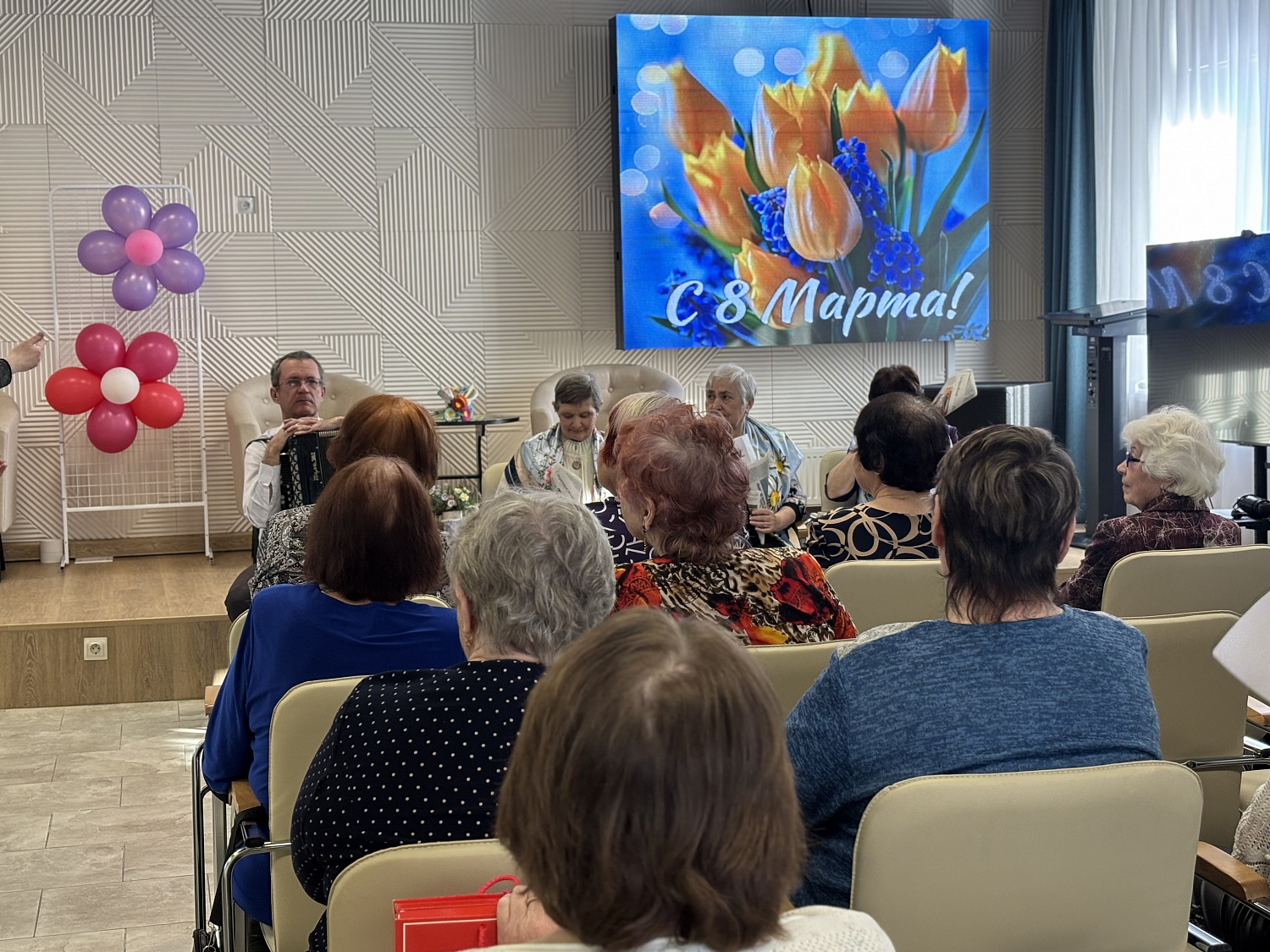 В преддверии Международного женского дня долголеты посетили литературно-музыкальную гостиную