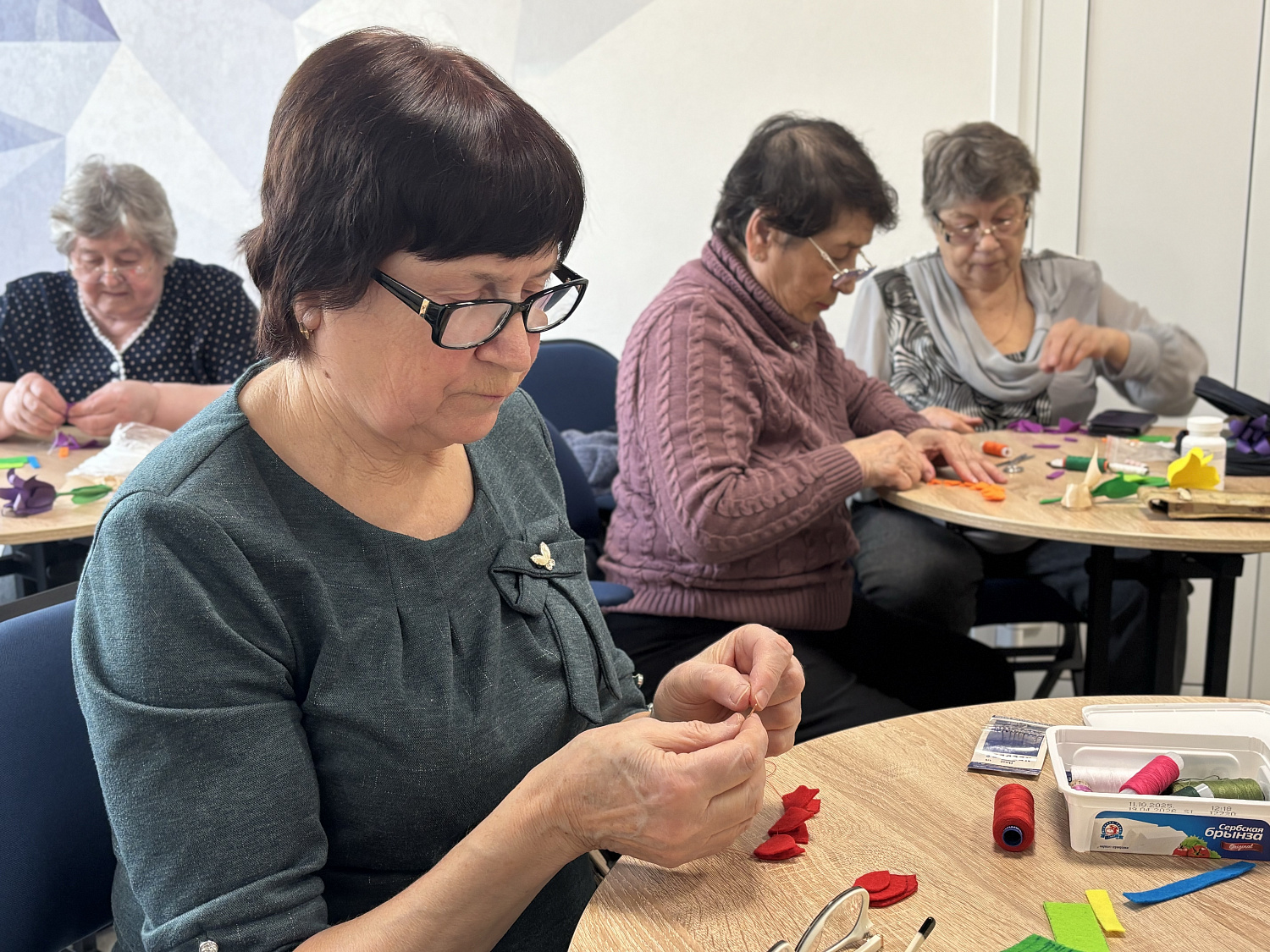 Каменная роза в руках долголетов: мастер-класс по созданию броши из фетра
