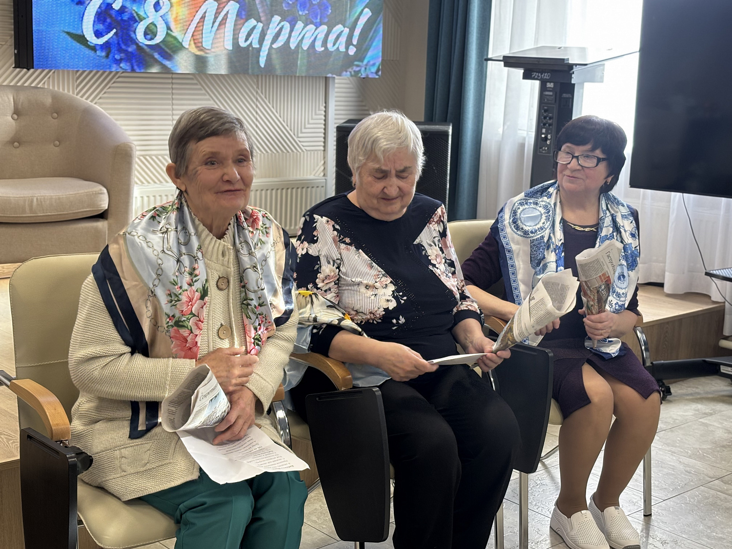 В преддверии Международного женского дня долголеты посетили литературно-музыкальную гостиную