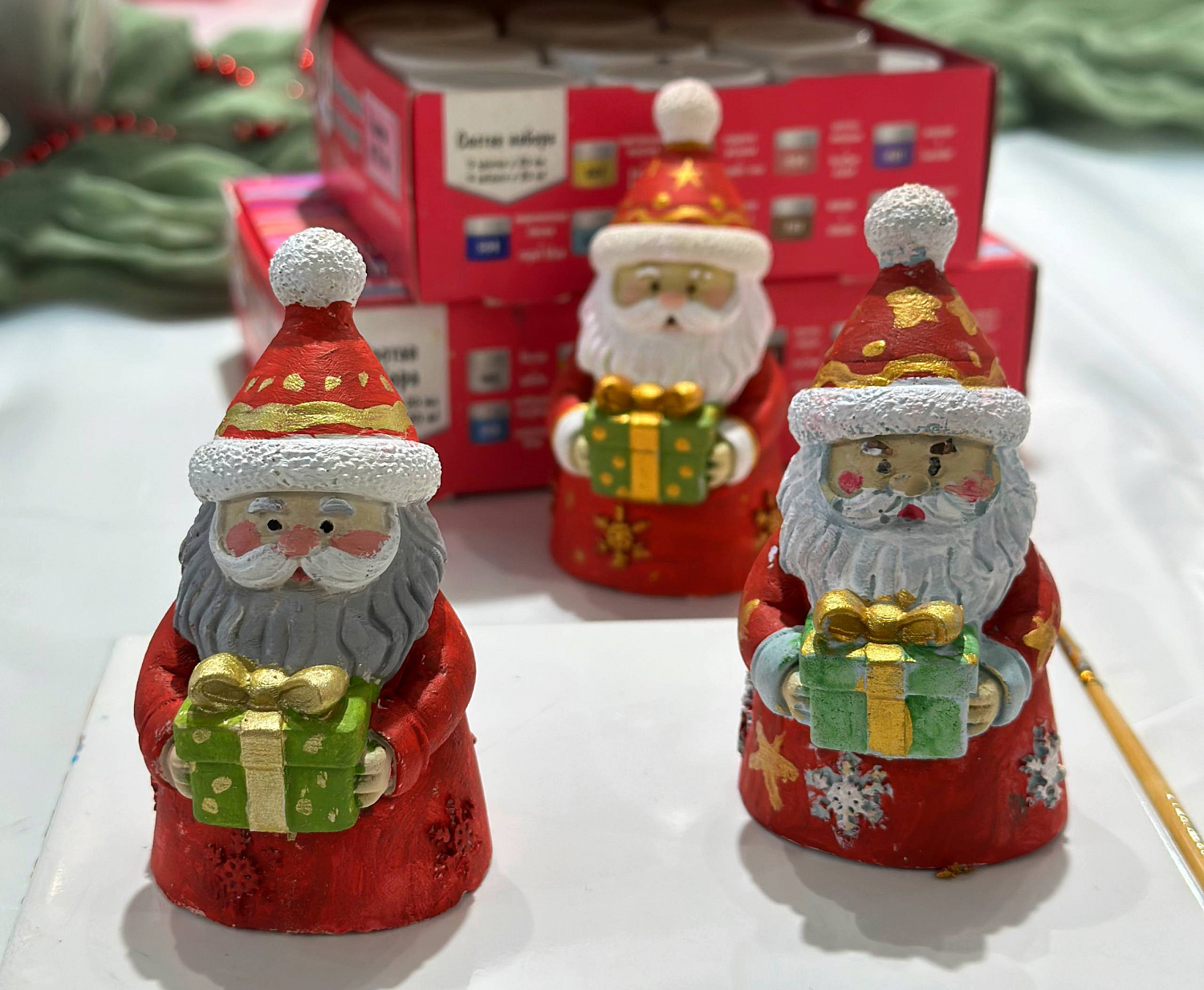 Долголеты на мастер-классах изготавливают символы Нового года