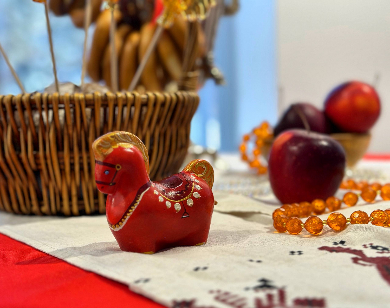 Долголеты на мастер-классах изготавливают символы Нового года