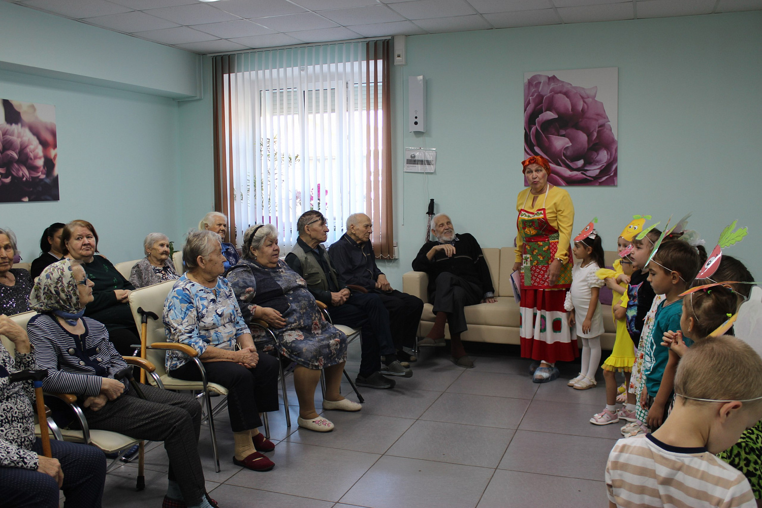 Долголеты встретились с юными друзьями