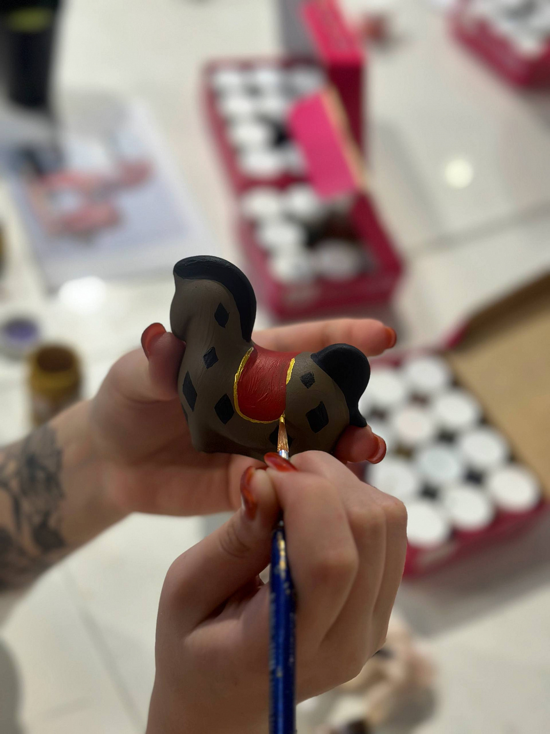 Долголеты на мастер-классах изготавливают символы Нового года