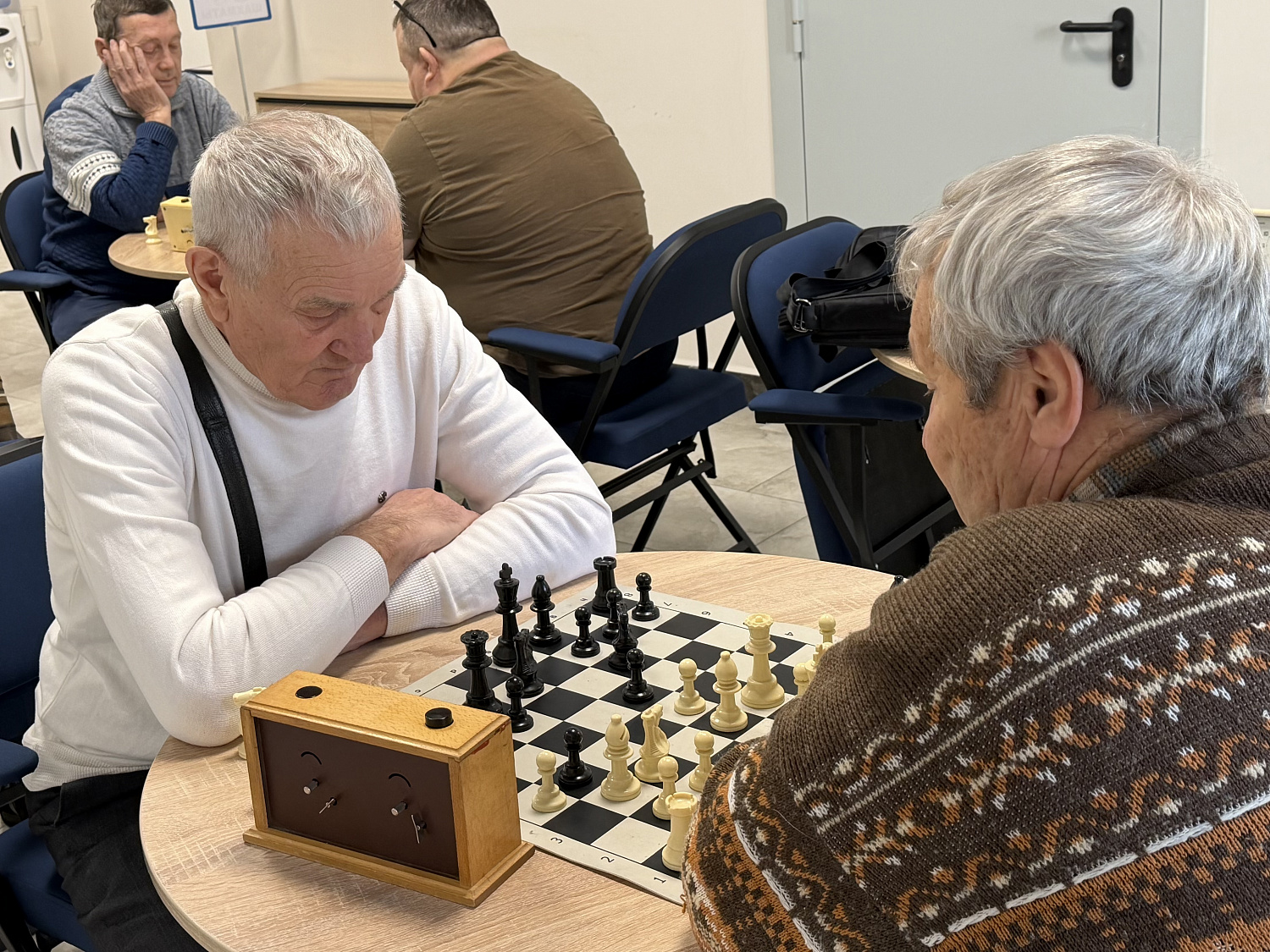 В День дедушек в центре «Доброта» мужчины приняли участие в соревнованиях по настольным играм