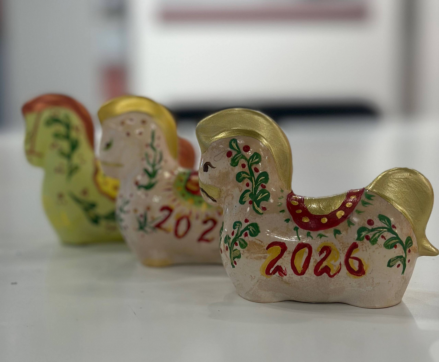 Долголеты с удовольствием посещают новогодние мастер-классы 