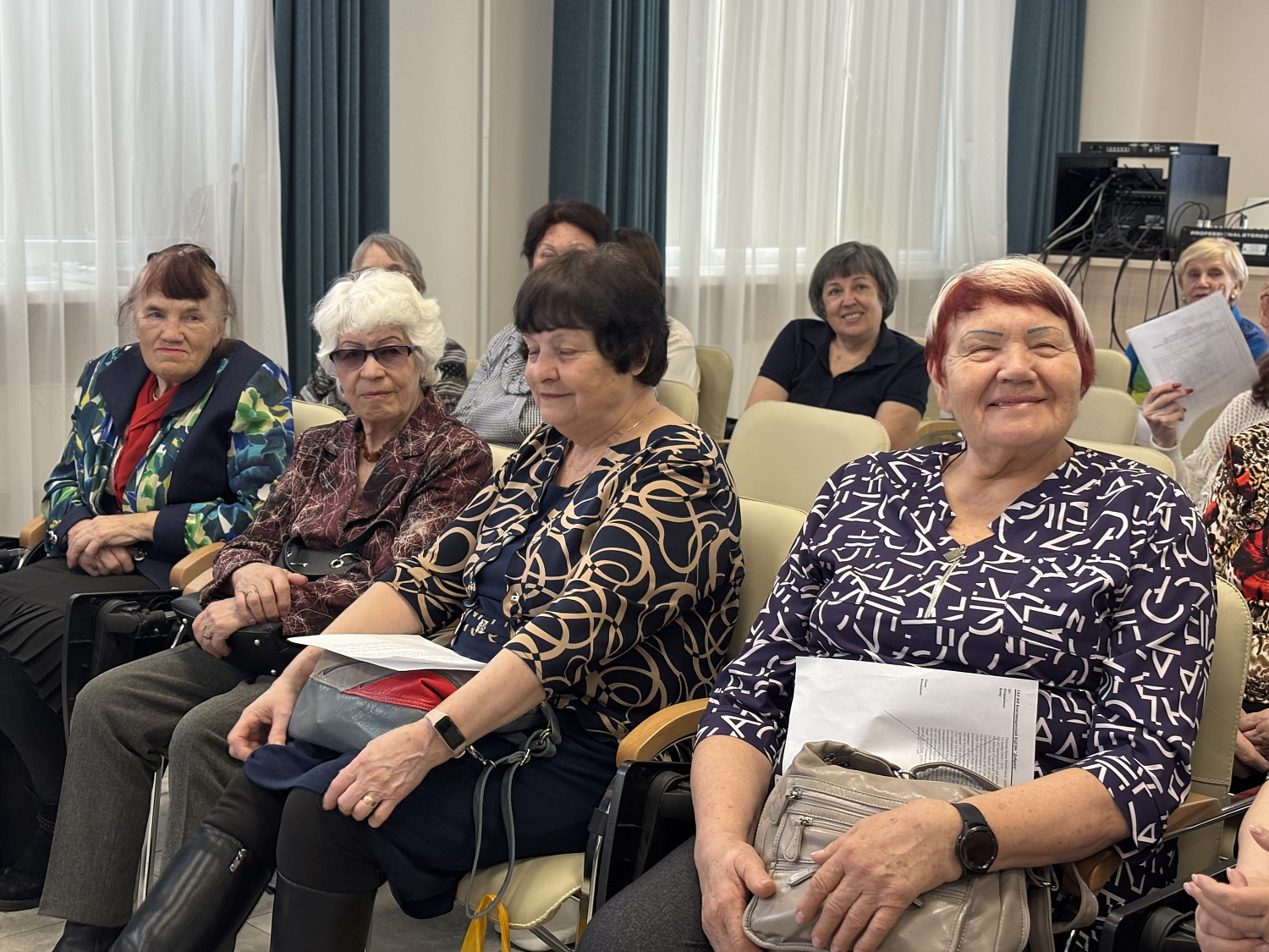 В преддверии Международного женского дня долголеты посетили литературно-музыкальную гостиную