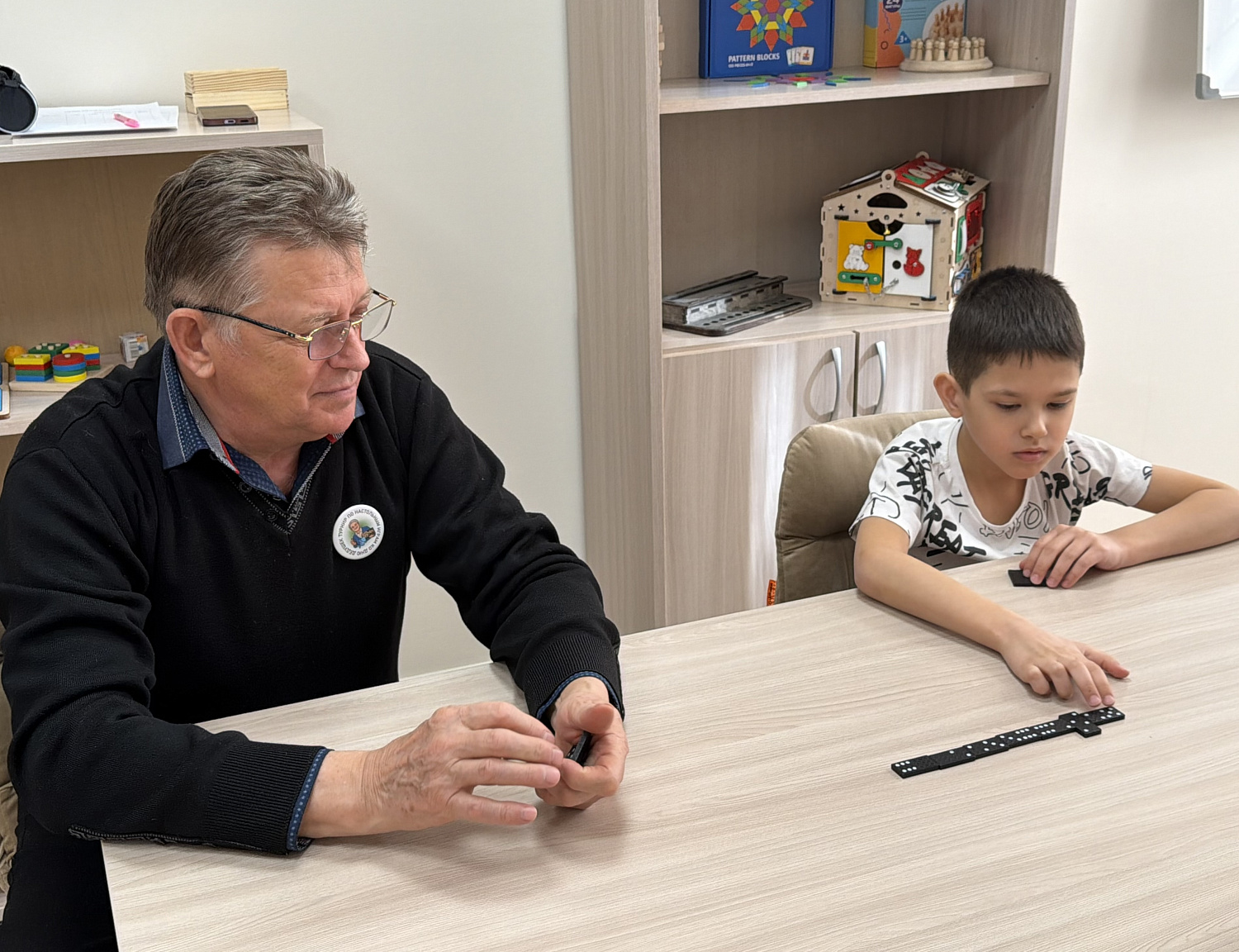 В День дедушек в центре «Доброта» мужчины приняли участие в соревнованиях по настольным играм