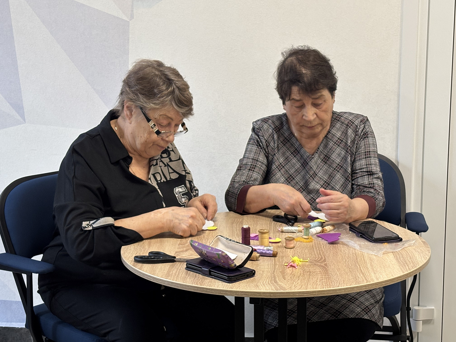 Долголеты посетили мастер-класс по изготовлению «Ангелочков»