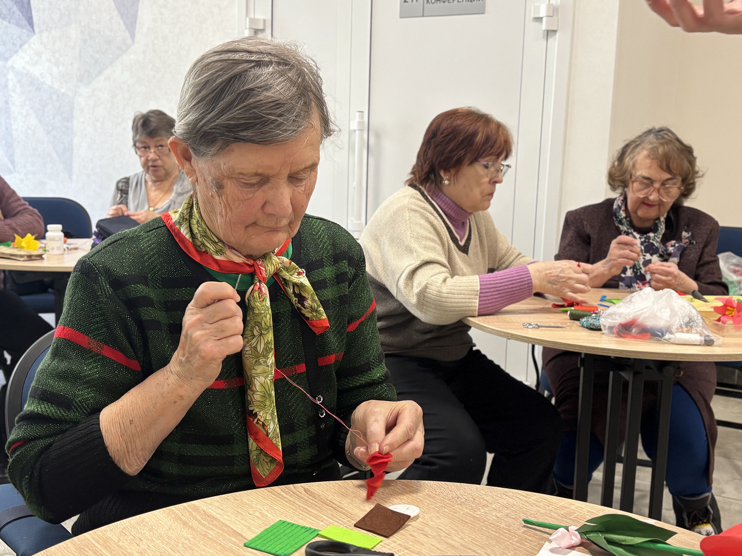 Каменная роза в руках долголетов: мастер-класс по созданию броши из фетра