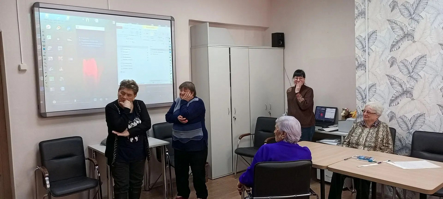  В Архаре долголеты  проходят тренинг «Возьмемся за руки друзья, чтоб не пропасть поодиночке»