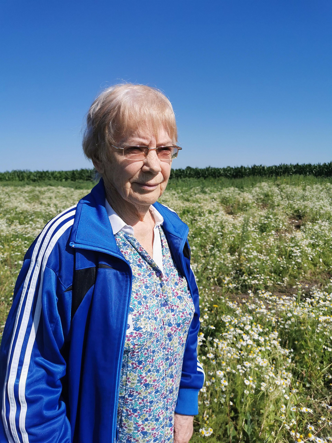 В Приамурье для пожилых граждан прошла фотосессия «Ромашковое утро» 