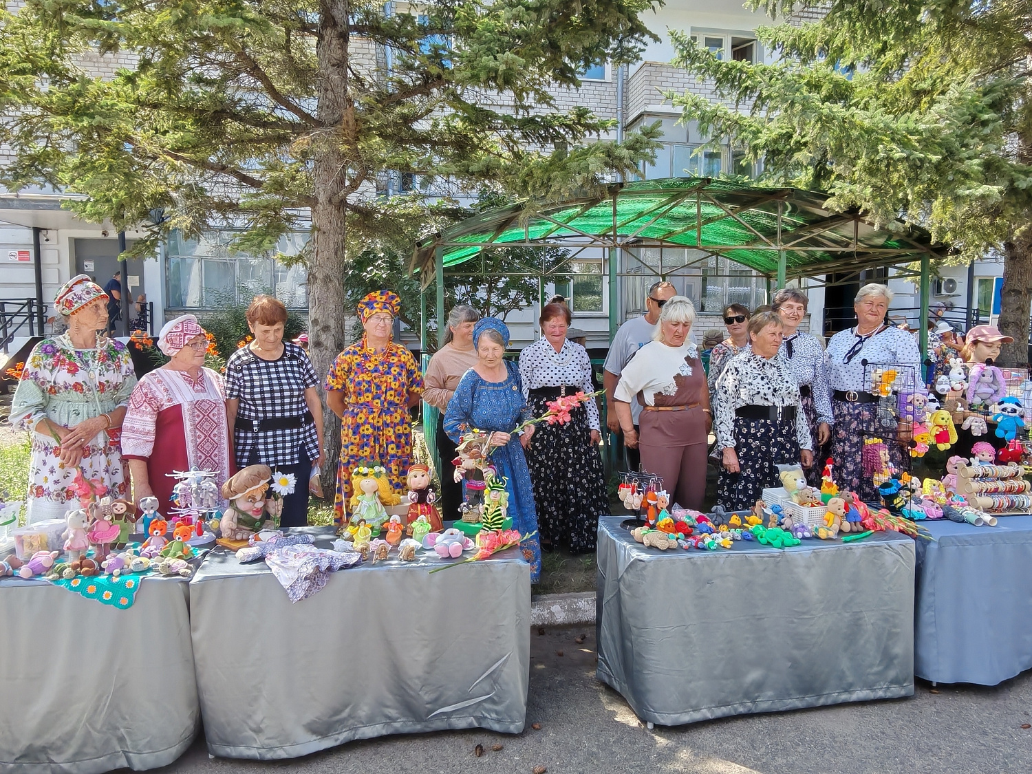 В Завитинске долголеты встретились с «Лабиринтом рукоделия»