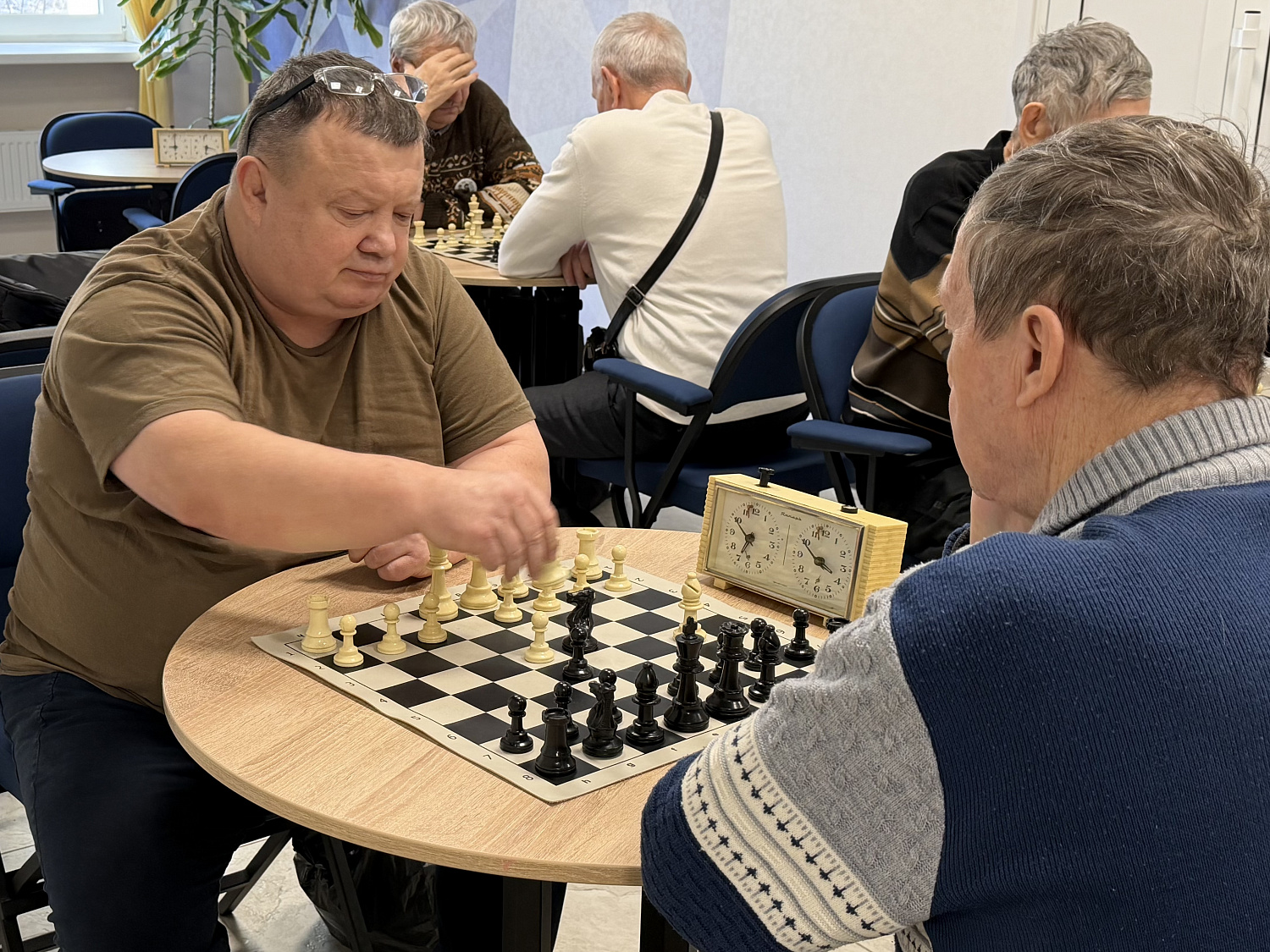 В День дедушек в центре «Доброта» мужчины приняли участие в соревнованиях по настольным играм