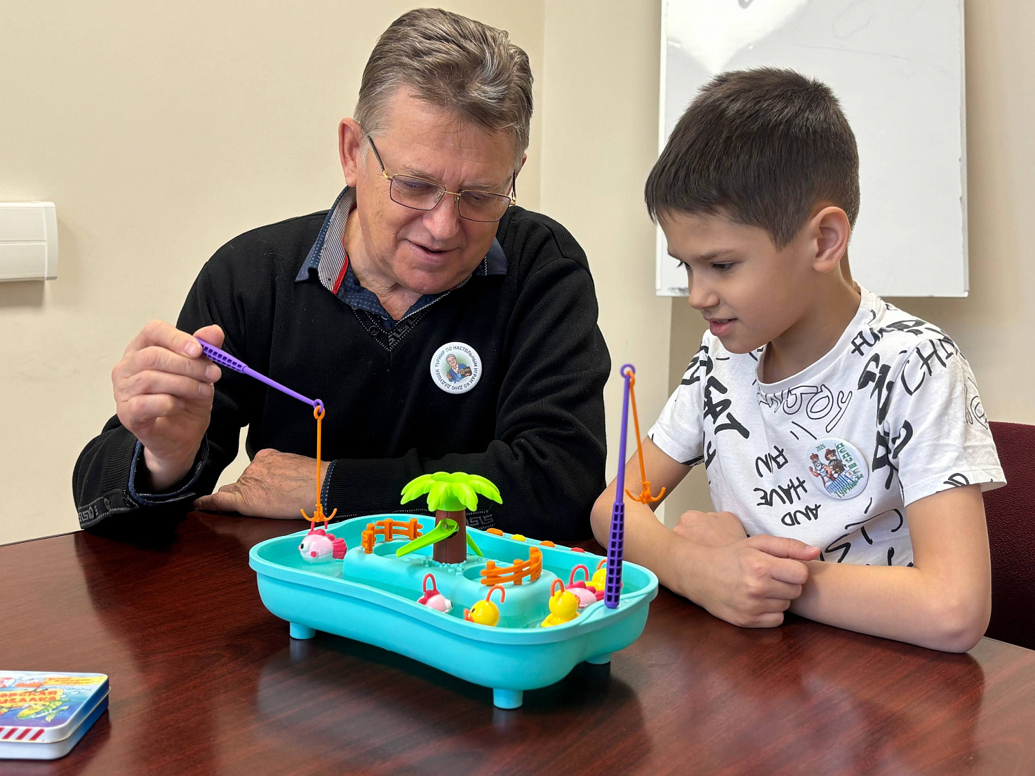 В День дедушек в центре «Доброта» мужчины приняли участие в соревнованиях по настольным играм