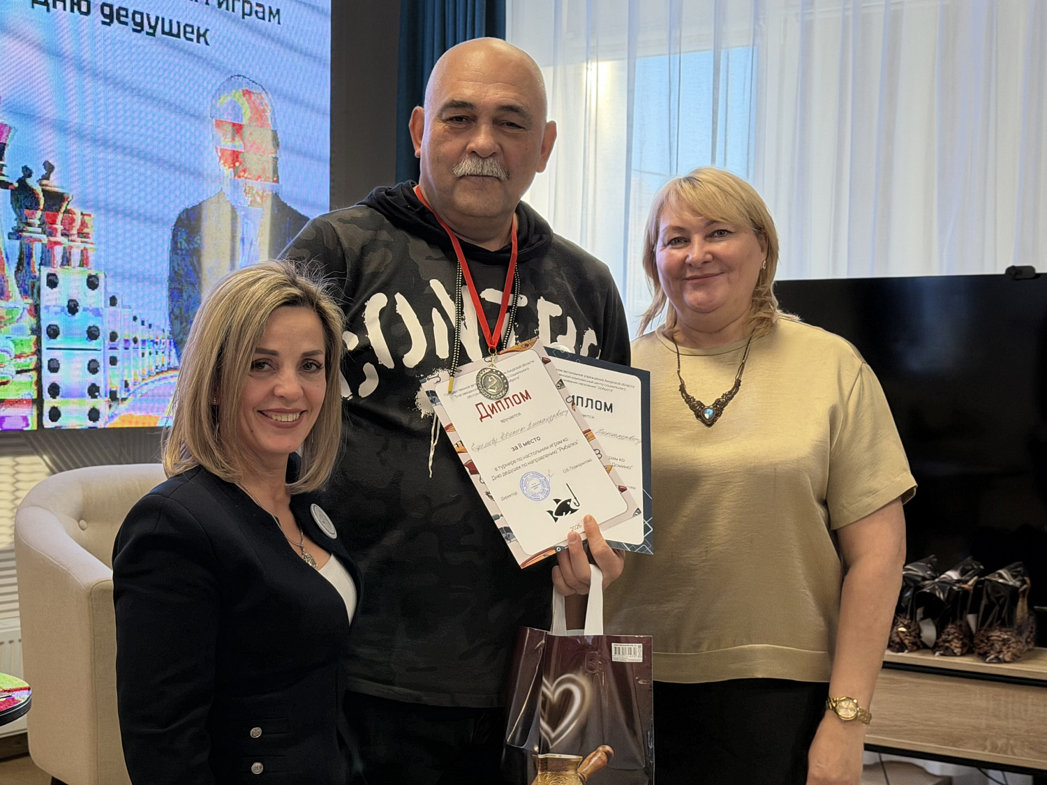 В День дедушек в центре «Доброта» мужчины приняли участие в соревнованиях по настольным играм