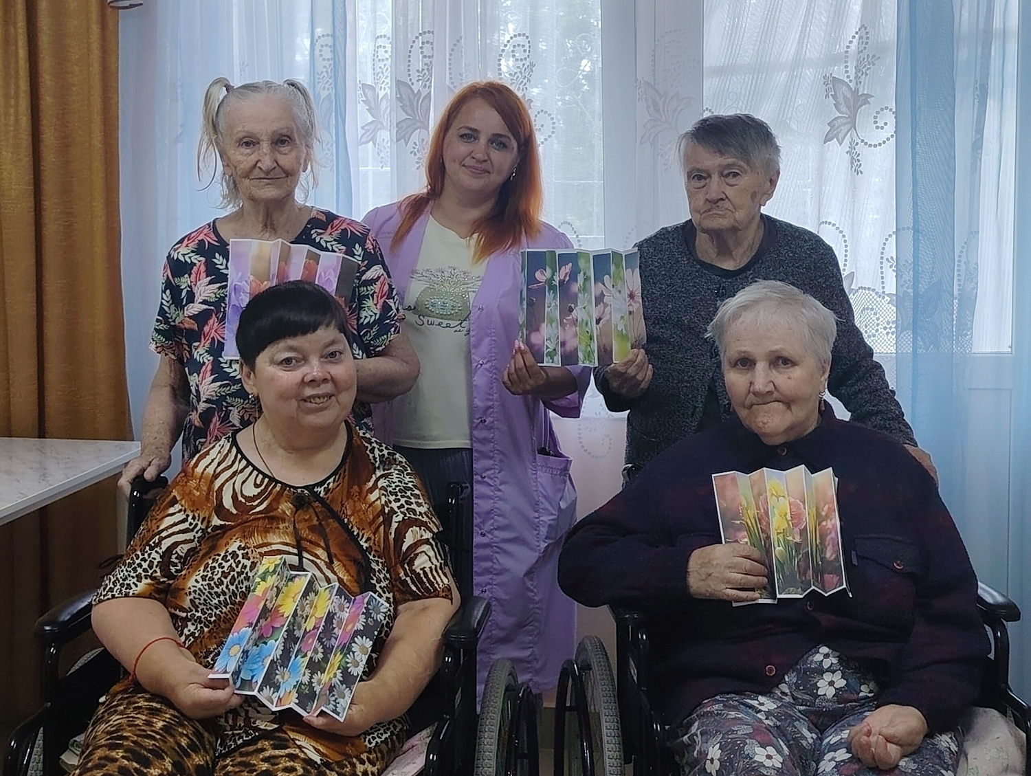 В Белогорске долголеты познакомились с  техникой бумагопластики