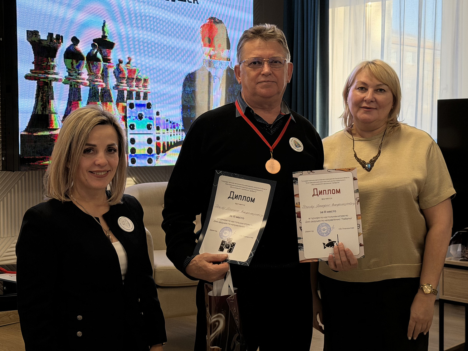 В День дедушек в центре «Доброта» мужчины приняли участие в соревнованиях по настольным играм