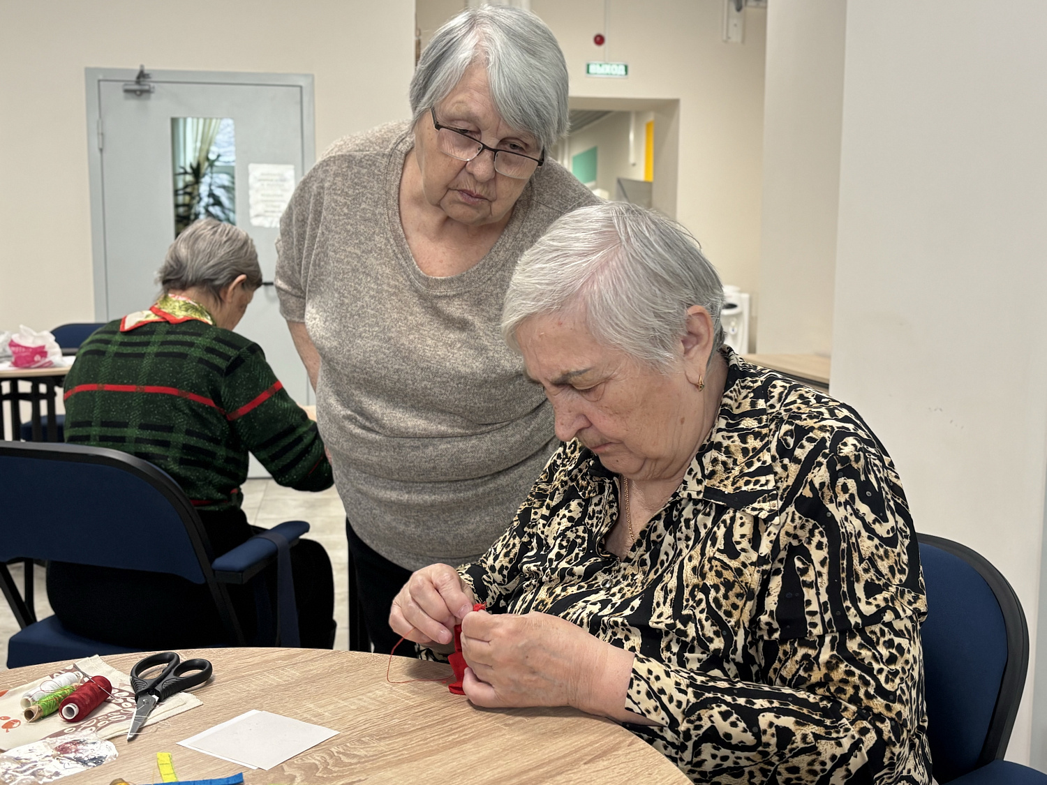 Каменная роза в руках долголетов: мастер-класс по созданию броши из фетра