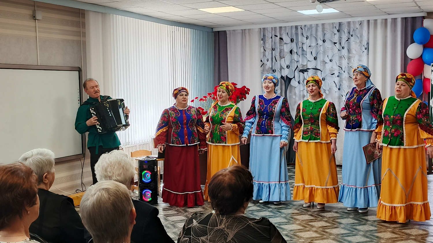 В Зейском КЦСОН «Родник» долголеты - ветераны, труженики тыла, дети Великой Отечественной войны почтили память Героев, защищавших нашу Родину 