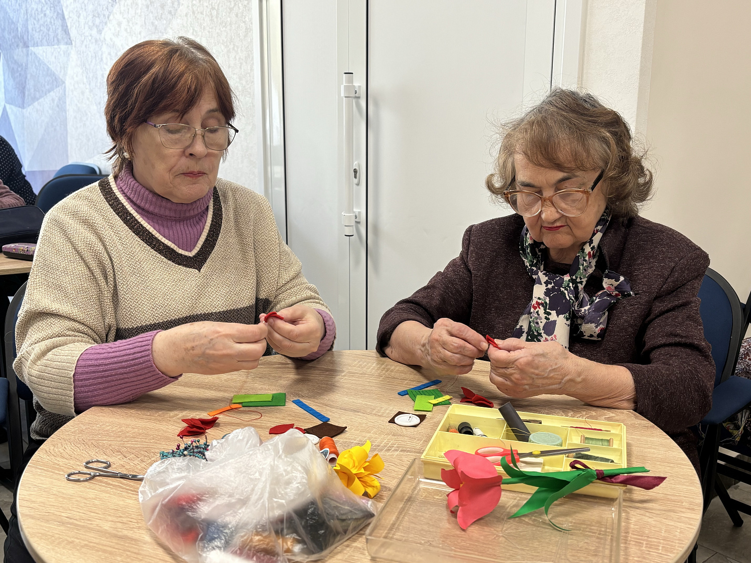 Каменная роза в руках долголетов: мастер-класс по созданию броши из фетра