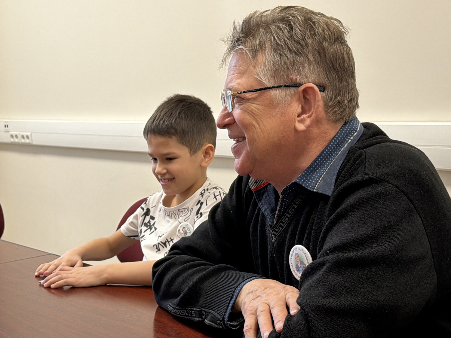 В День дедушек в центре «Доброта» мужчины приняли участие в соревнованиях по настольным играм