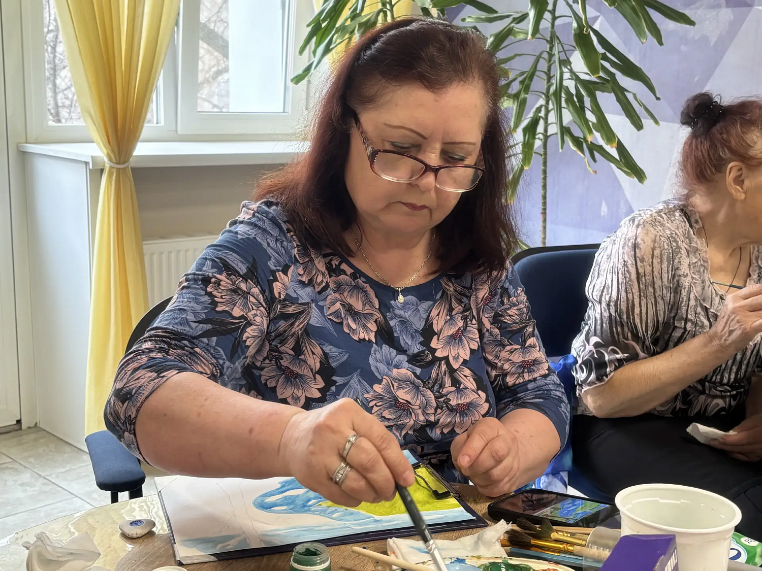 Весеннее вдохновение: участники программы «Амурское долголетие» создают живописные пейзажи