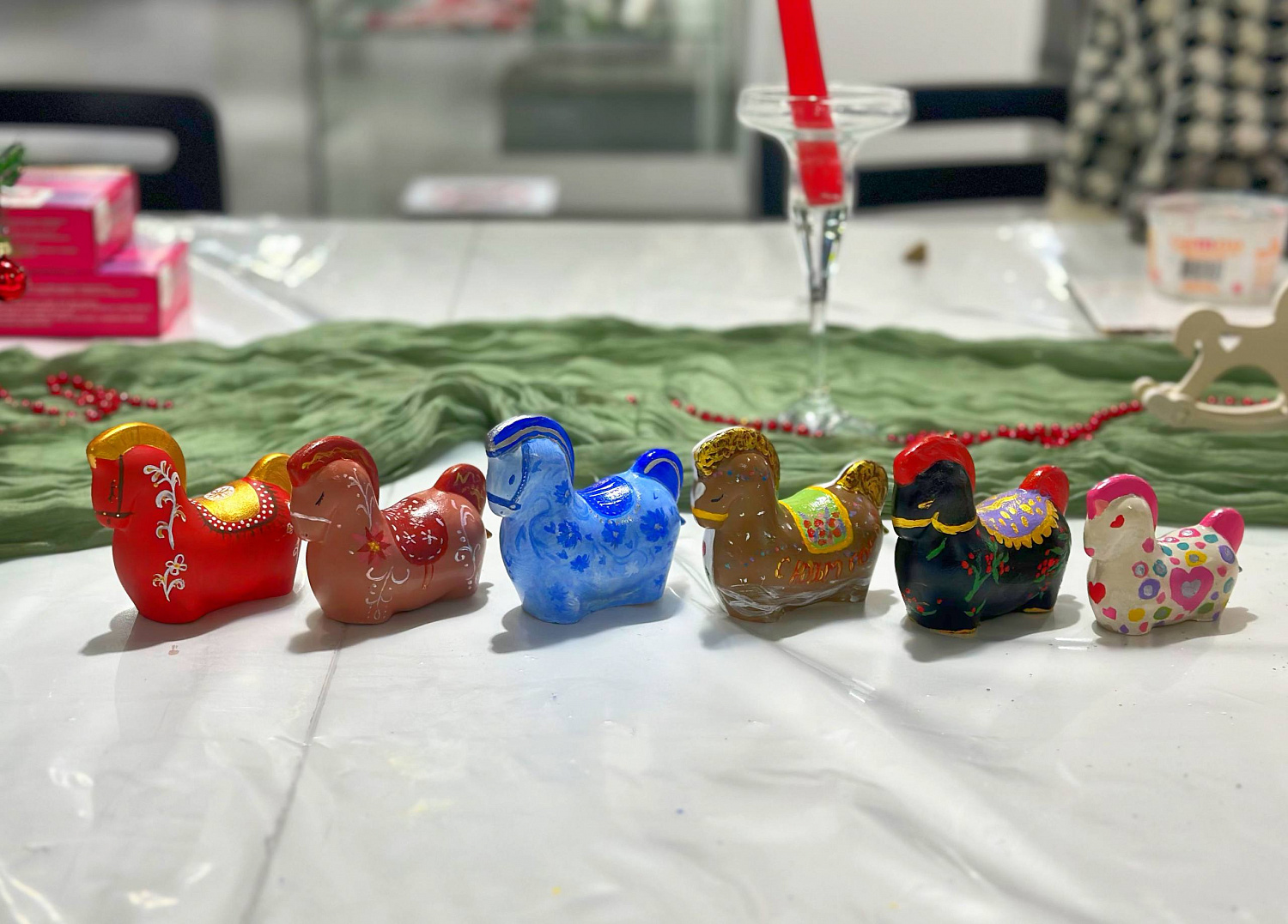 Долголеты на мастер-классах изготавливают символы Нового года