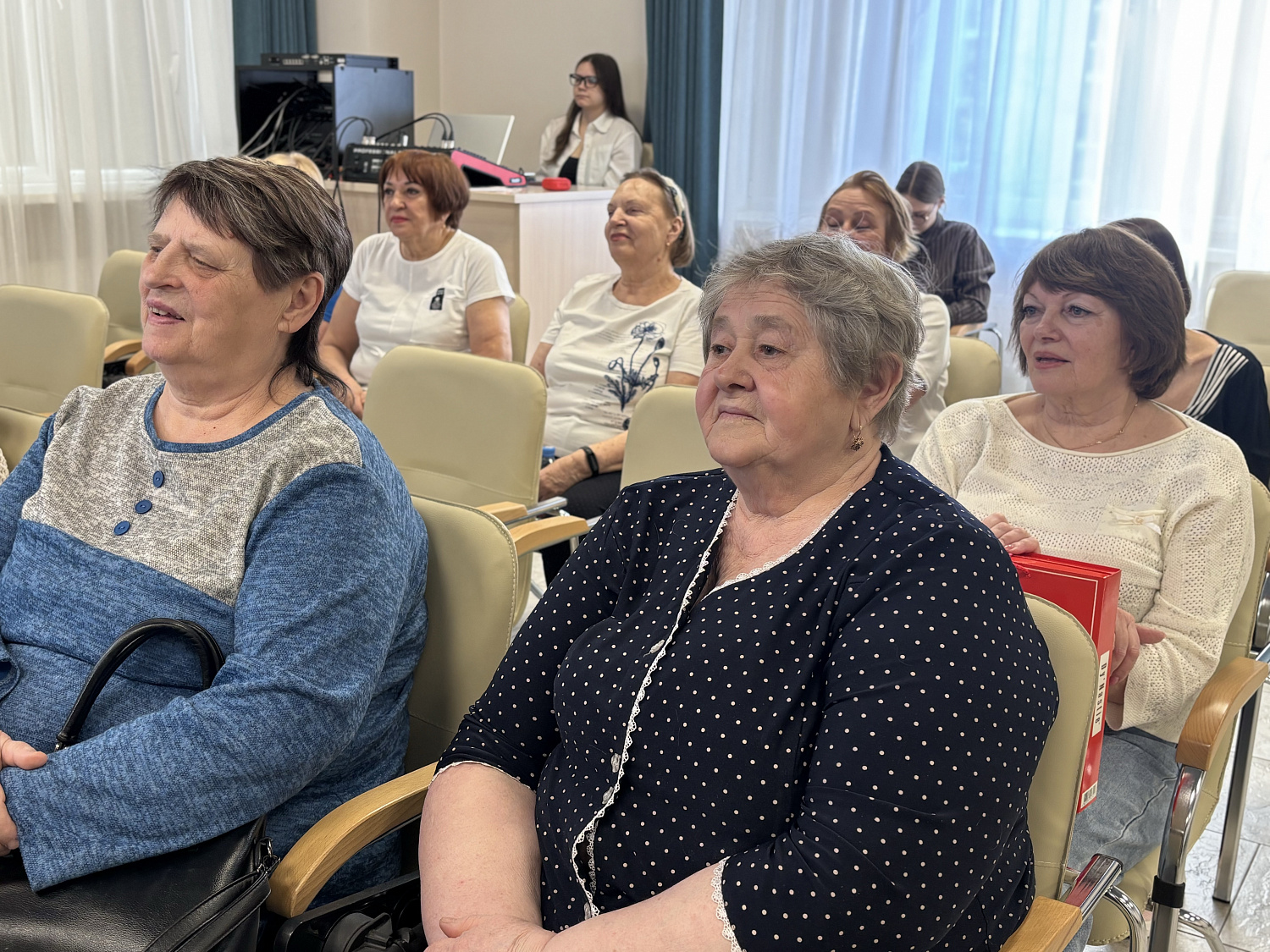 В преддверии Международного женского дня долголеты посетили литературно-музыкальную гостиную